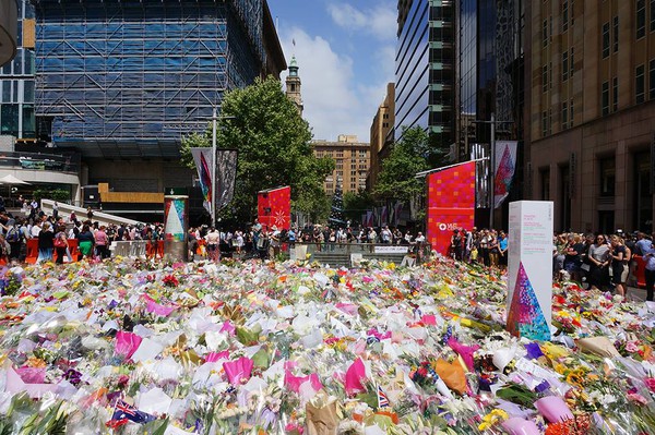 "Rừng hoa" tưởng nhớ các nạn nhân vụ bắt cóc con tin tại Sydney gây tranh cãi 4