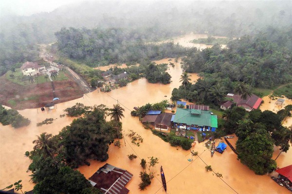 Lũ lụt nghiêm trọng nhất trong nhiều thập kỷ khiến hơn 120.000 người sơ tán 1