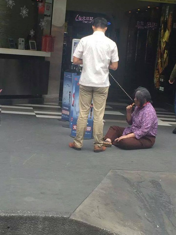 Sự thật ph&iacute;a sau những bức ảnh thanh ni&ecirc;n x&iacute;ch cổ mẹ gi&agrave; dắt đi dạo phố 3