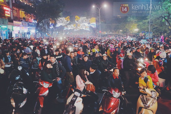 Chùm ảnh: Choáng với cảnh tắc đường đêm Noel tại Hà Nội 11