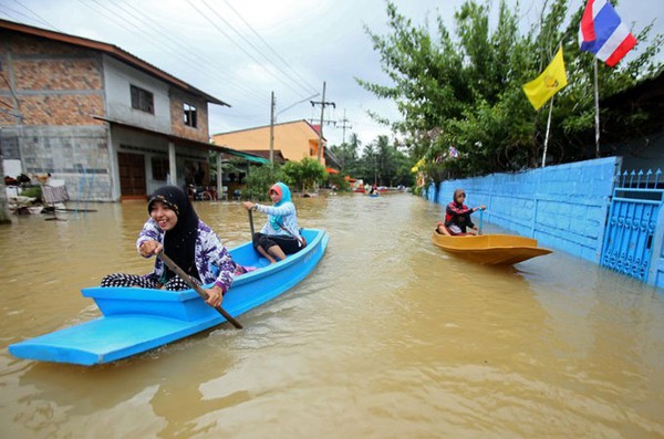 Lũ lụt nghiêm trọng nhất trong nhiều thập kỷ khiến hơn 120.000 người sơ tán 2