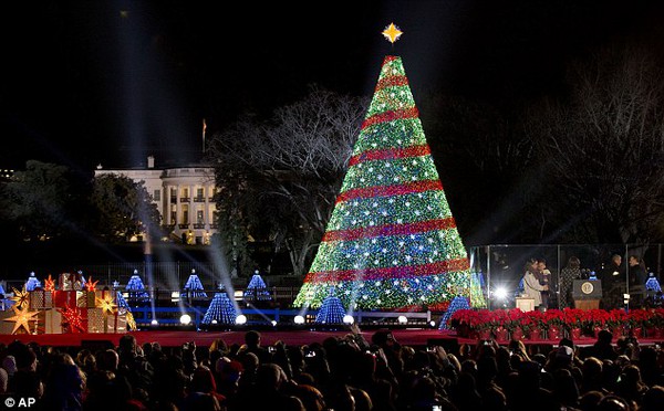Gia đình Tổng thống Obama thắp sáng cây thông Noel tại Nhà Trắng  6
