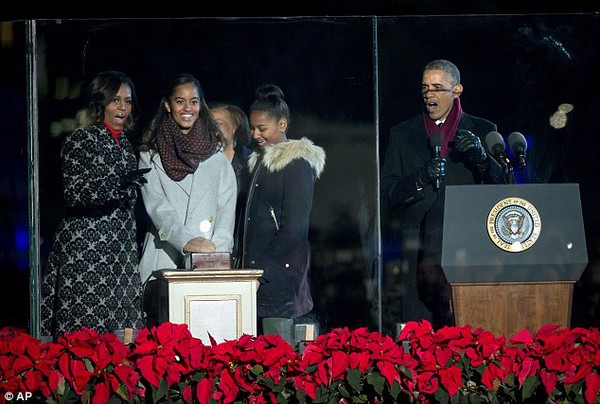 Gia đình Tổng thống Obama thắp sáng cây thông Noel tại Nhà Trắng  1