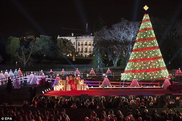 Gia đình Tổng thống Obama thắp sáng cây thông Noel tại Nhà Trắng  5