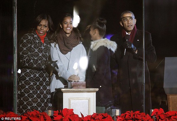 Gia đình Tổng thống Obama thắp sáng cây thông Noel tại Nhà Trắng  4