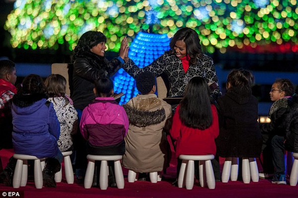 Gia đình Tổng thống Obama thắp sáng cây thông Noel tại Nhà Trắng  8