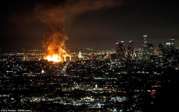 Đám cháy "lịch sử" thiêu rụi toàn bộ chung cư lớn ở trung tâm Los Angeles 1