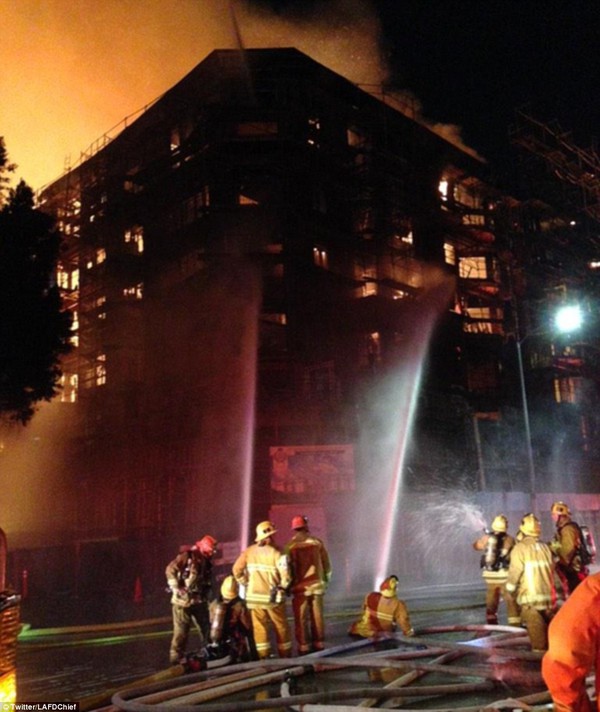Đ&aacute;m ch&aacute;y "lịch sử" thi&ecirc;u rụi to&agrave;n bộ chung cư lớn ở trung t&acirc;m Los Angeles 2