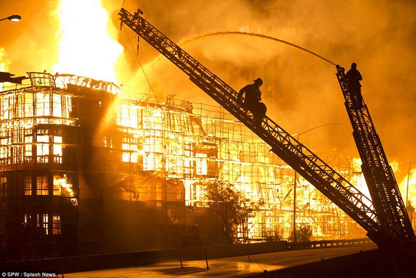 Đám cháy "lịch sử" thiêu rụi toàn bộ chung cư lớn ở trung tâm Los Angeles 3