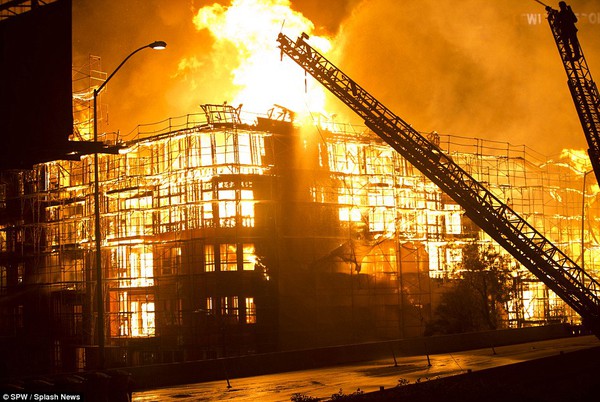 Đám cháy "lịch sử" thiêu rụi toàn bộ chung cư lớn ở trung tâm Los Angeles 5