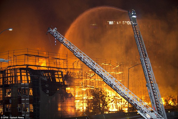 Đ&aacute;m ch&aacute;y "lịch sử" thi&ecirc;u rụi to&agrave;n bộ chung cư lớn ở trung t&acirc;m Los Angeles 7