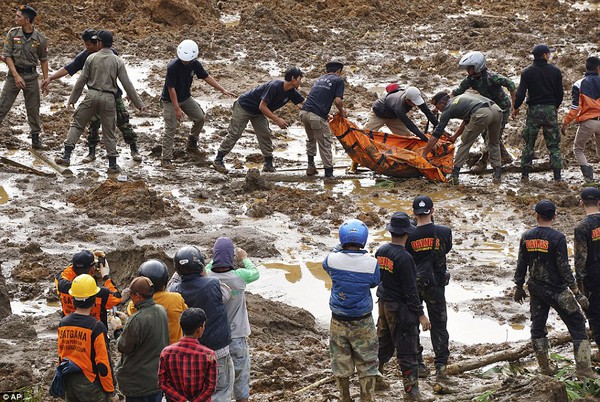 Lở đất tại Indonesia: Khung cảnh tang thương khi số người chết tăng lên 56 1
