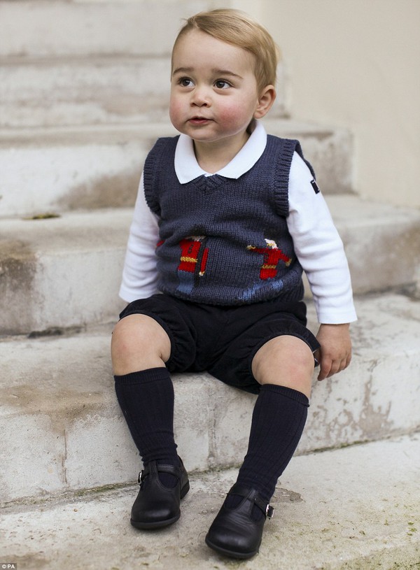 Hoàng tử bé Anh Quốc xuất hiện cực đáng yêu trong loạt ảnh đón Giáng sinh 2
