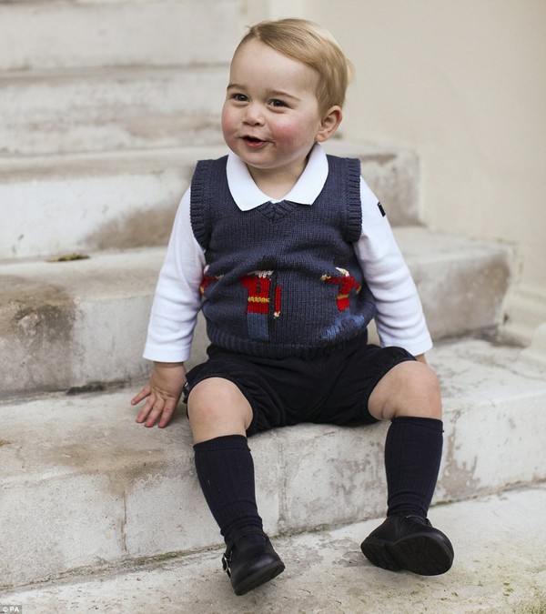Hoàng tử bé Anh Quốc xuất hiện cực đáng yêu trong loạt ảnh đón Giáng sinh 3