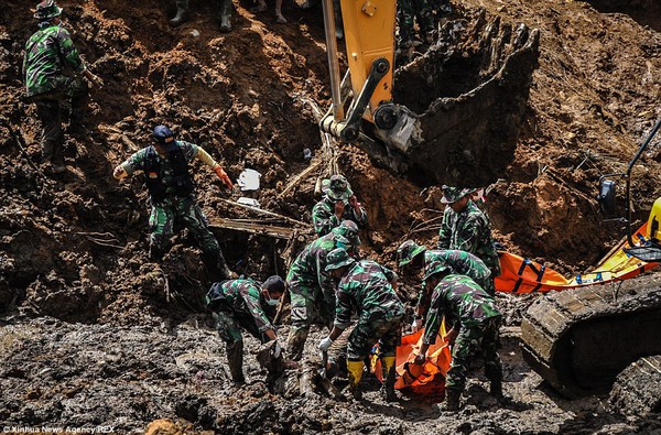 Lở đất tại Indonesia: Khung cảnh tang thương khi số người chết tăng lên 56 4