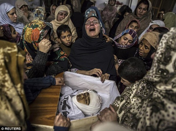 Người thân gào khóc đưa tang tập thể 141 nạn nhân trong vụ thảm sát trường học 6