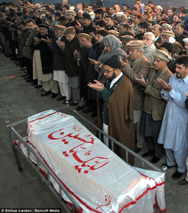 Người thân gào khóc đưa tang tập thể 141 nạn nhân trong vụ thảm sát trường học 14