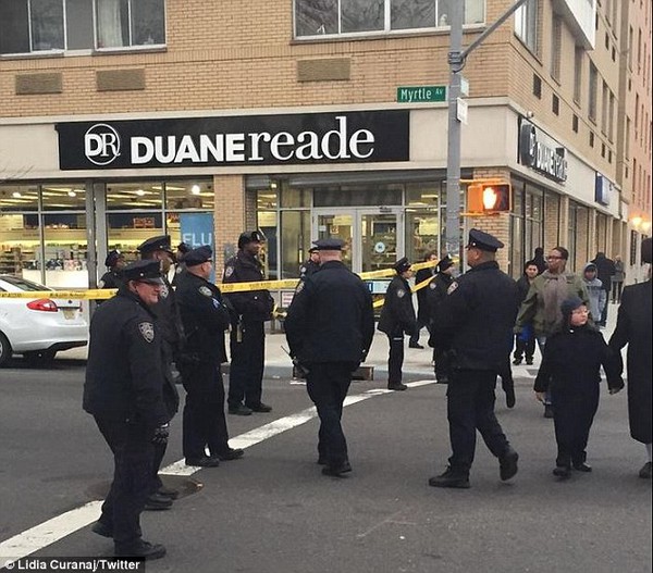 Mỹ: Nam thanh niên bắn chết 2 cảnh sát trong xe tuần tra ở New York 5