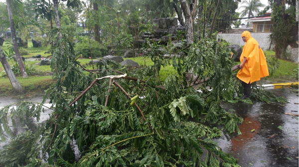 Những hình ảnh đầu tiên khi bão Hagupit đổ bộ Philippines 3