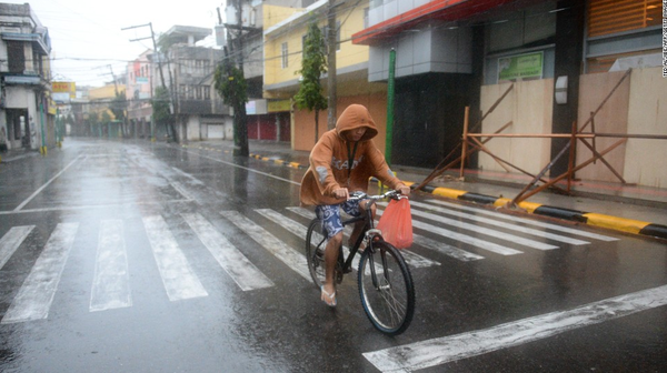 Những hình ảnh đầu tiên khi bão Hagupit đổ bộ Philippines 4