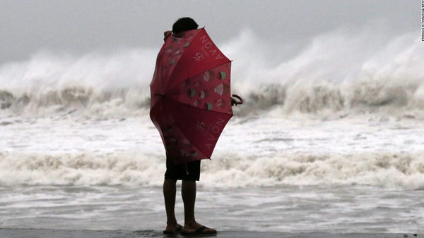 Những hình ảnh đầu tiên khi bão Hagupit đổ bộ Philippines 5