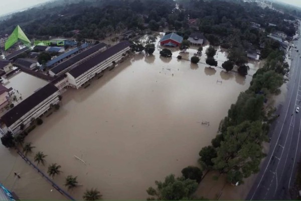 Lũ lụt nghiêm trọng nhất trong nhiều thập kỷ khiến hơn 120.000 người sơ tán 3