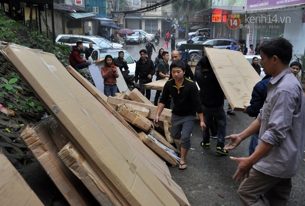 Hà Nội: Chập điện trong mưa, 2 xưởng gỗ bị thiêu rụi  5
