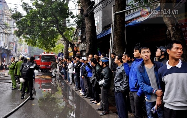 Hà Nội: Chập điện trong mưa, 2 xưởng gỗ bị thiêu rụi  7
