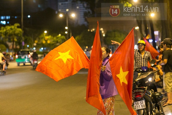 Hàng chục nghìn CĐV tràn xuống đường mừng chiến thắng của tuyển Việt Nam 20