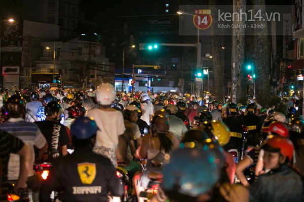 Hàng chục nghìn CĐV tràn xuống đường mừng chiến thắng của tuyển Việt Nam 13