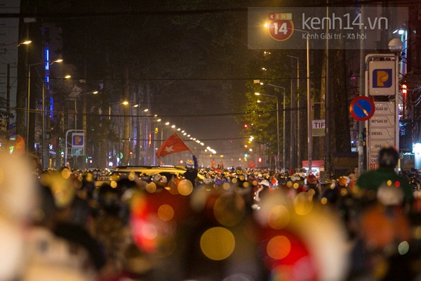 Hàng chục nghìn CĐV tràn xuống đường mừng chiến thắng của tuyển Việt Nam 16