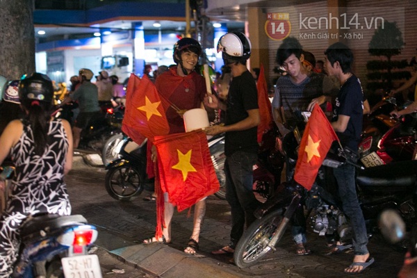 Hàng chục nghìn CĐV tràn xuống đường mừng chiến thắng của tuyển Việt Nam 21