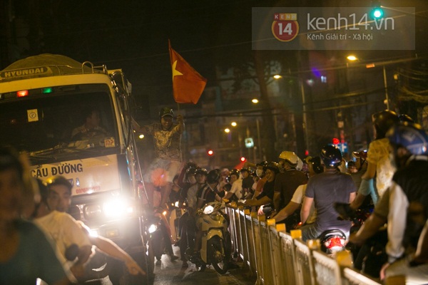 Phát hoảng với cảnh fan cuồng chặn đầu xe tải trên đường phố Sài Gòn 2