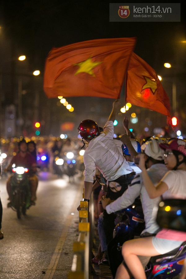 Hàng chục nghìn CĐV tràn xuống đường mừng chiến thắng của tuyển Việt Nam 17