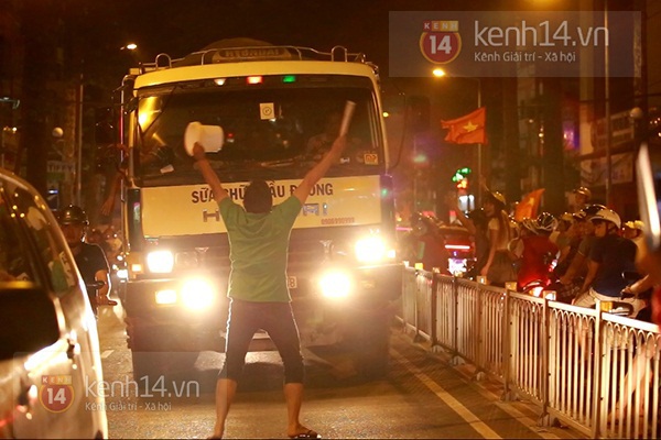 Phát hoảng với cảnh fan cuồng chặn đầu xe tải trên đường phố Sài Gòn 3