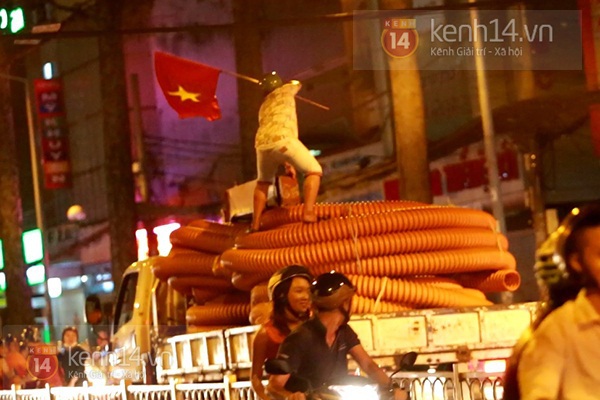 Phát hoảng với cảnh fan cuồng chặn đầu xe tải trên đường phố Sài Gòn 5