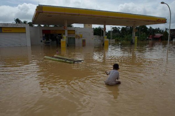 Lũ lụt nghiêm trọng nhất trong nhiều thập kỷ khiến hơn 120.000 người sơ tán 4