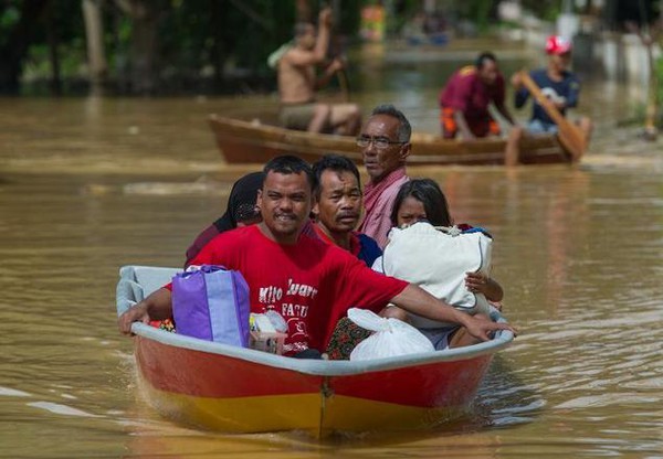 Lũ lụt nghiêm trọng nhất trong nhiều thập kỷ khiến hơn 120.000 người sơ tán 6