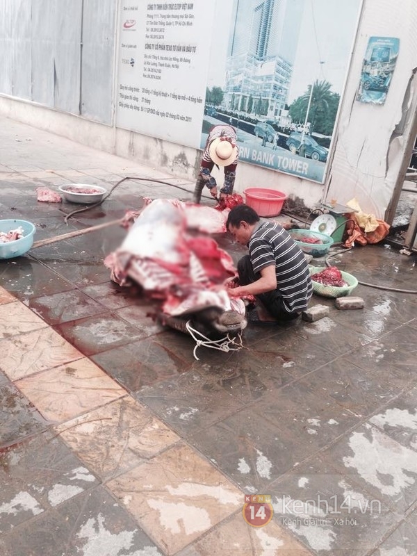 R&ugrave;ng m&igrave;nh với cảnh mổ xẻ thịt tr&acirc;u ngay tr&ecirc;n vỉa h&egrave; H&agrave; Nội 2