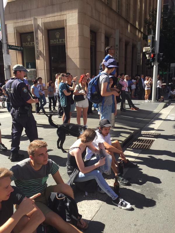 Bị chỉ trích vì chụp ảnh tự sướng bên ngoài khu vực bắt cóc con tin ở Sydney 2