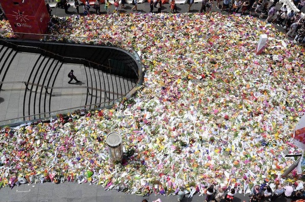 "Rừng hoa" tưởng nhớ các nạn nhân vụ bắt cóc con tin tại Sydney gây tranh cãi 1