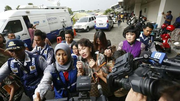 Người th&acirc;n gục ng&atilde; khi Indonesia t&igrave;m thấy nhiều thi thể v&agrave; mảnh vỡ 2