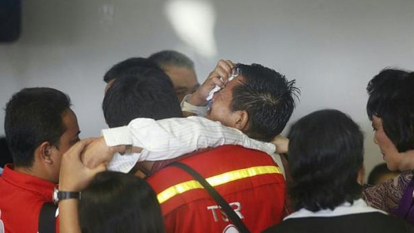 Người th&acirc;n gục ng&atilde; khi Indonesia t&igrave;m thấy nhiều thi thể v&agrave; mảnh vỡ 3