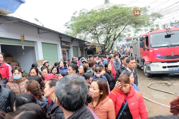 Hà Nội: Cháy chợ Nhật Tân, nhiều tiểu thương rơi vào cảnh trắng tay 6