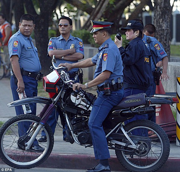 Cảnh sát giao thông tại Manila được phát bỉm để sử dụng trong lúc làm nhiệm vụ 1