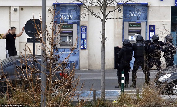 Paris lại rung chuyển v&igrave; vụ bắt c&oacute;c con tin  5