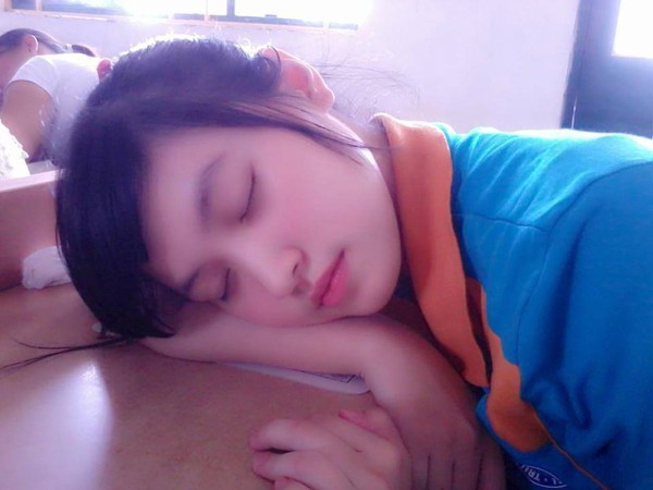 Thêm một hot boy ngủ gật trên lớp được chia sẻ trên Facebook 2