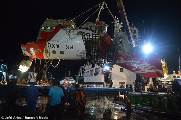 Chụp được hình ảnh phần thân nát vụn của máy bay AirAsia dưới đáy đại dương 5