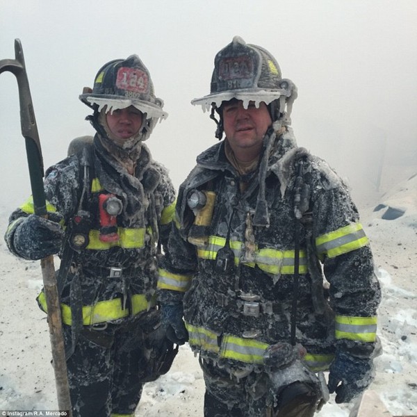Lính cứu hỏa Mỹ vật vã chữa cháy do nước nhanh chóng đóng băng  10