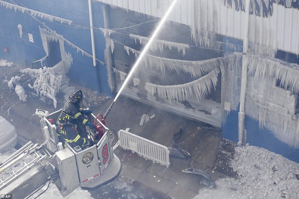 Lính cứu hỏa Mỹ vật vã chữa cháy do nước nhanh chóng đóng băng  3